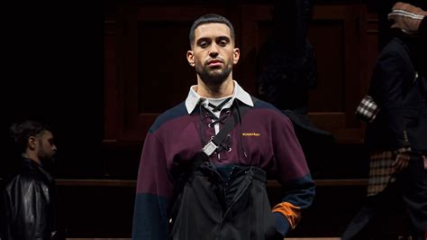 Mahmood, star della sfilata di Burberry 